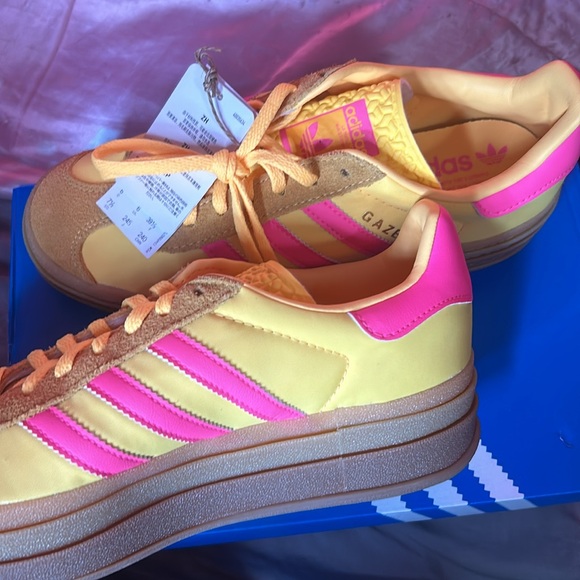 womens shoes - Picture 2 of 3